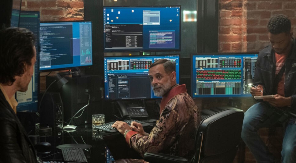 Michael und Ray suchen in 21 Bridges Filmkritik Hilfe bei Drogendealer Adi. Foto: Concorde Filmverleih GmbH