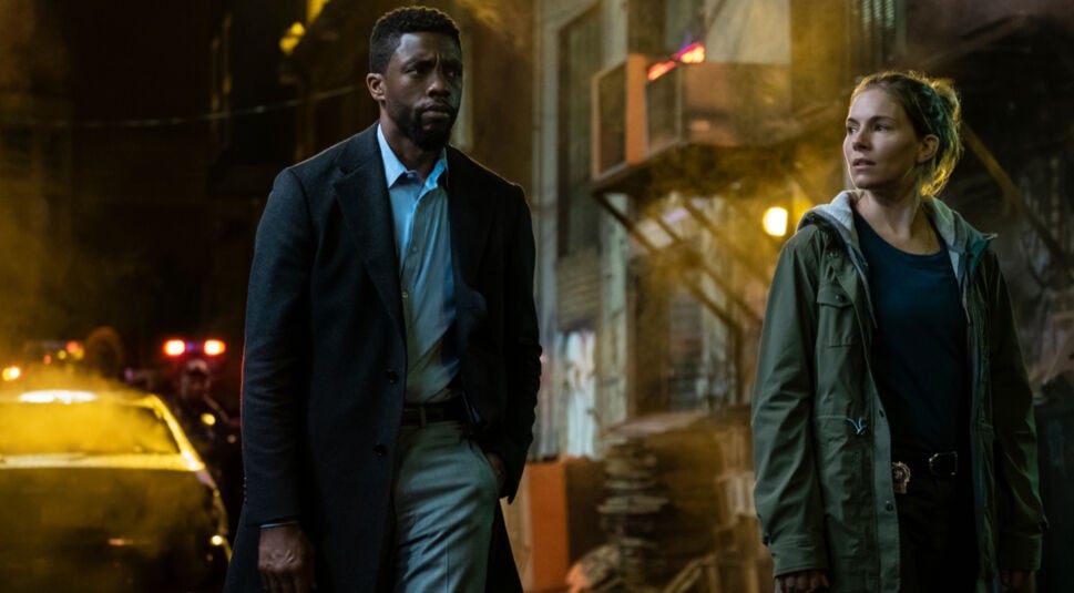 Andre Davis und Frankie Burns laufen gemeinsam in 21-Bridges Filmkritik durch die Straßen. Foto: Concorde Filmverleih GmbH