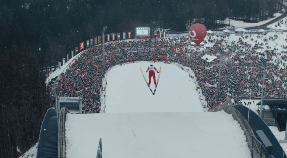 GigaCable Max Skispringer im Sprung