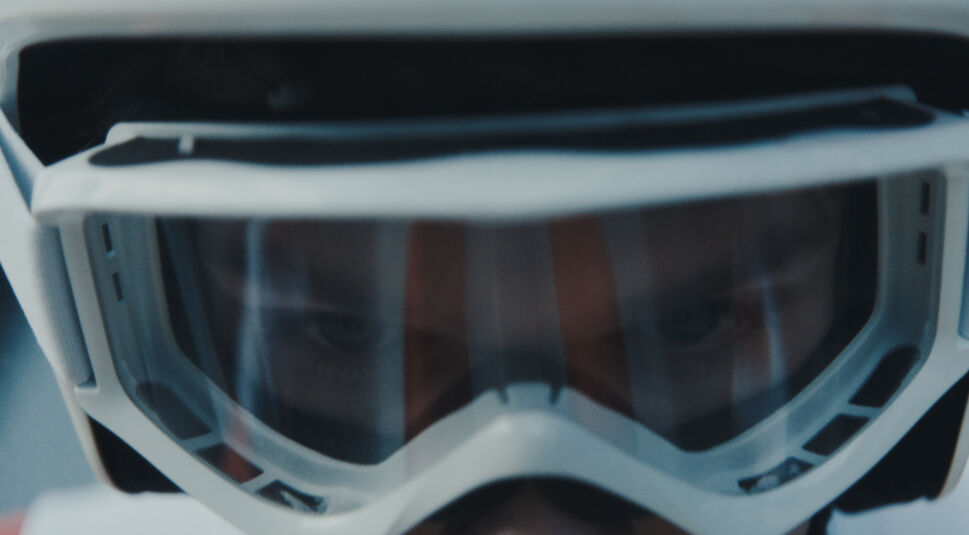 Fokussierter Blick von GigaCable Max Skispringer