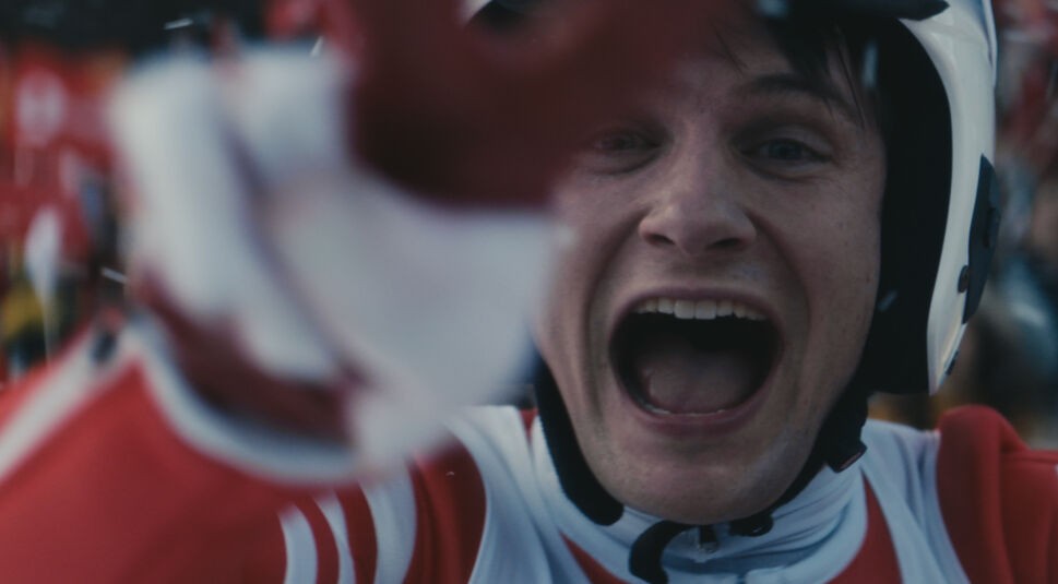 GigaCable Max Skispringer jubelt