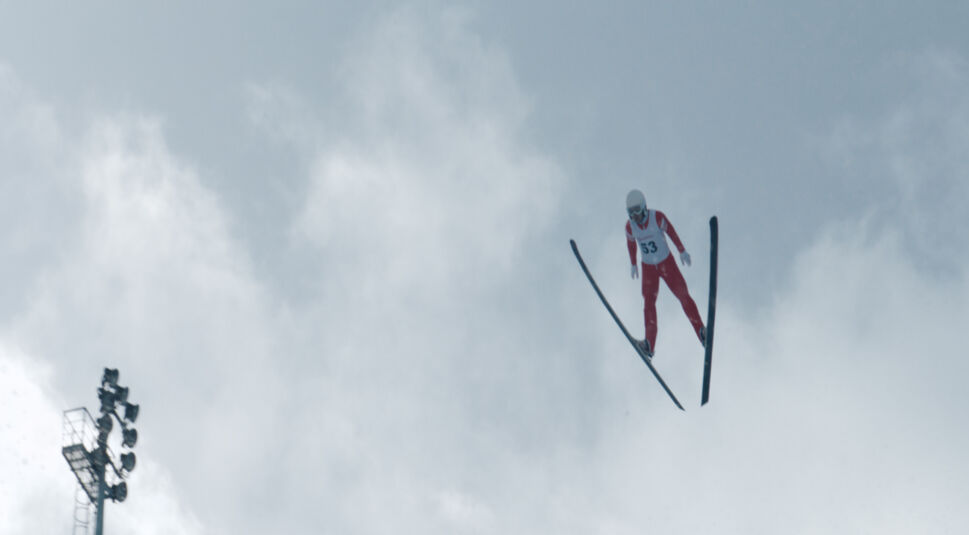 GigaCable Max Skispringer fliegt