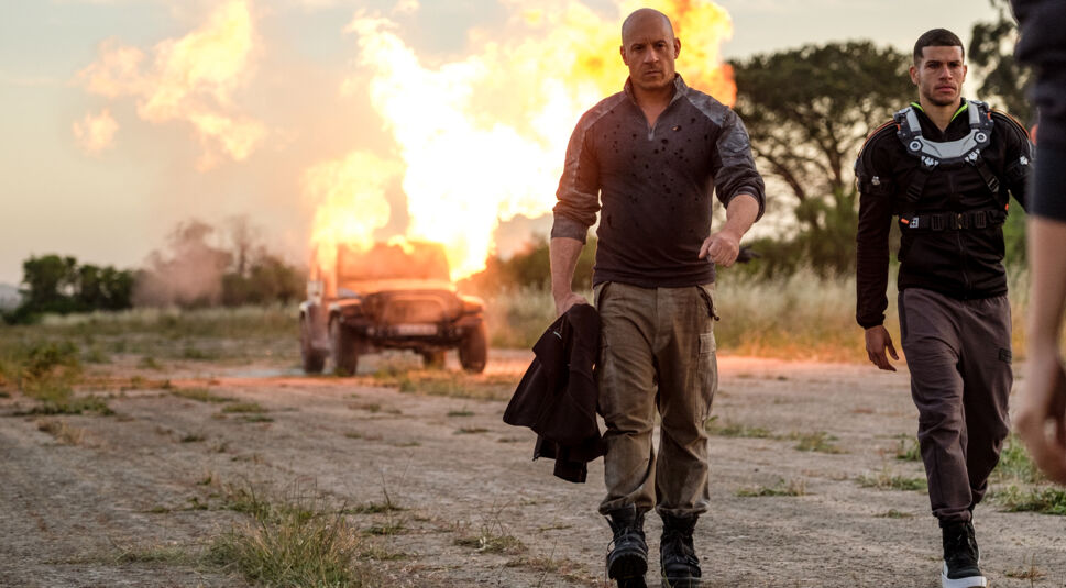 Vin Diesel als Bloodshot entfernt sich von brennendem Auto