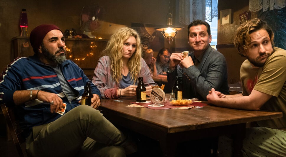 In "Die Känguru-Chroniken" sitzen alle an einem Kneipentisch