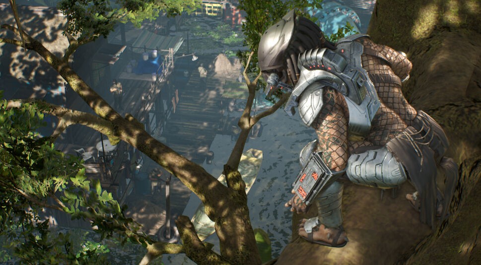 Der Predator beobachtet die Marines in "Predator: Hunting Grounds" von einem Baum aus.