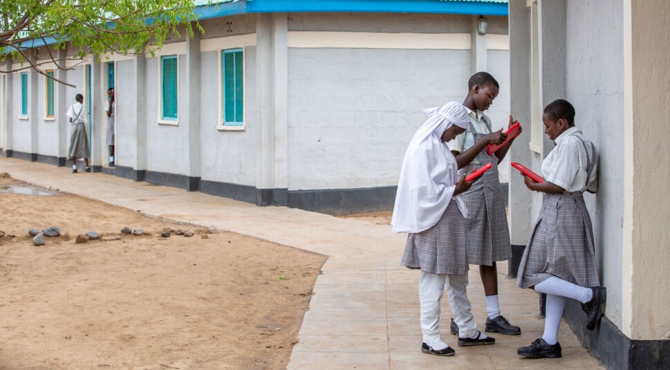 Schülerinnen der Vodafone Instant Networks Schools mit Tablets auf dem Pausenhof
