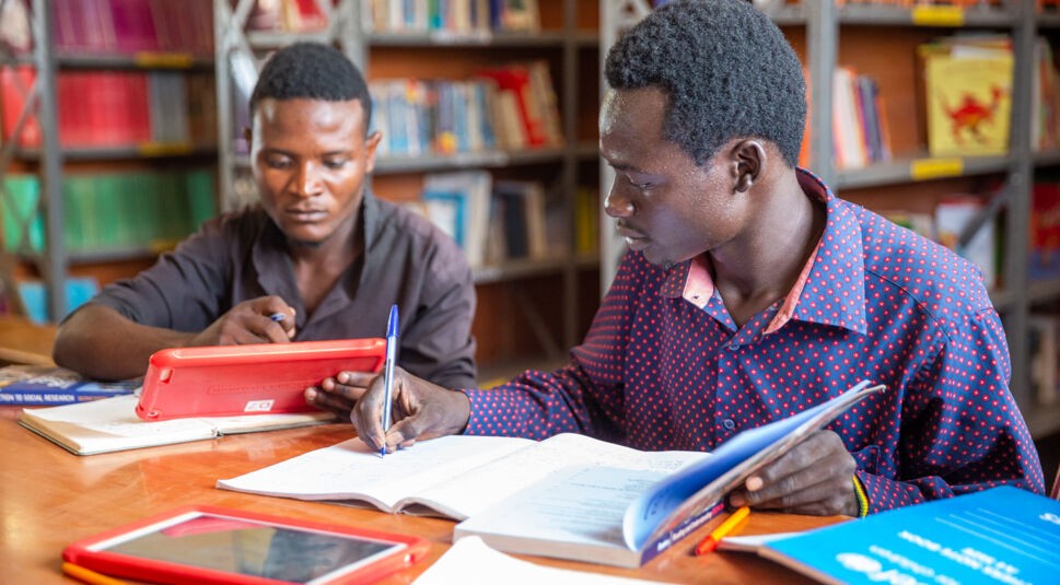 Schüler in der Bibliothek der Vodafone Instant Network Schools