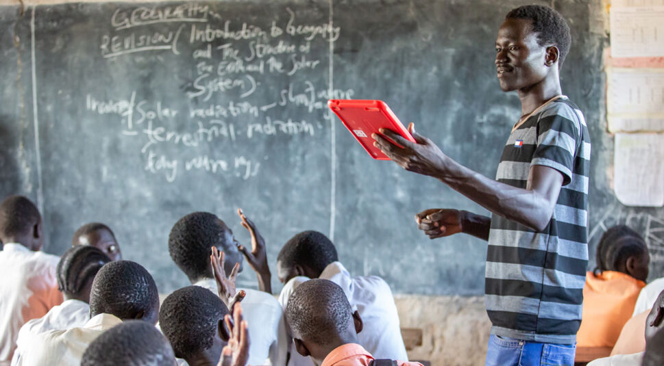 Lehrer der Vodafone Instant Network Schools unterrichtet mit Tablet