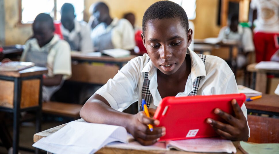 Schüler im Unterricht der Vodafone Instant Network Schools mit Tablet