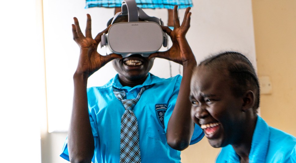 Schülerin der Vodafone Instant Network Schools mit VR-Brille bei VR-Schulausflug