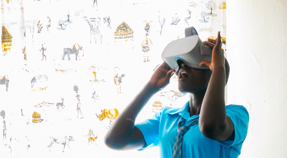 Schülerin der Vodafone Instant Network Schools mit VR-Brille bei VR-Schulausflug