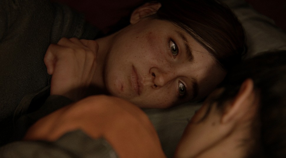Ellie schaut traurig in "The last of Us Part II"