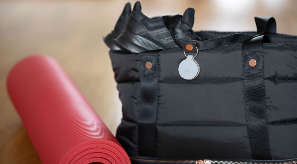 Curve GPS Tracker an der Handtasche befestigt