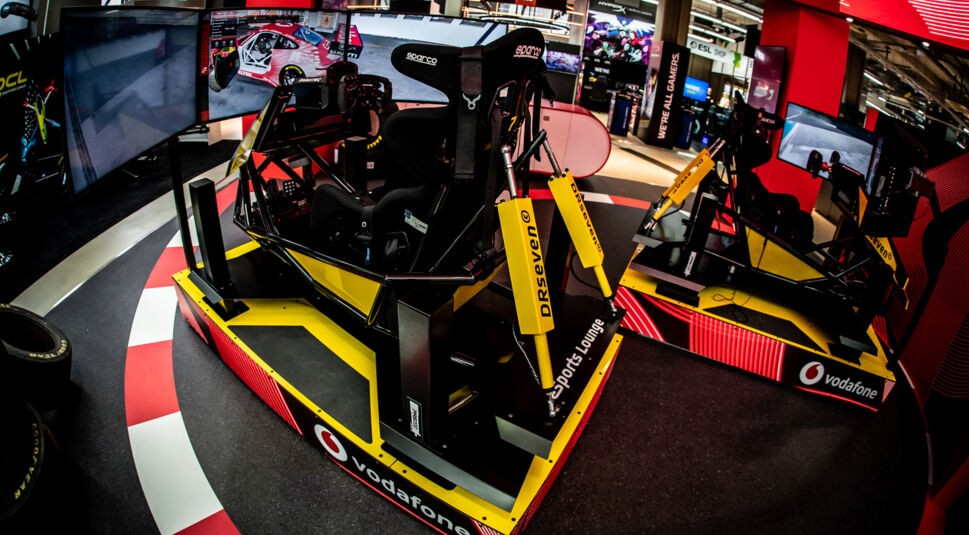 Der Racing-Simulator im Vodafone-Area in der neuen Saturn E-Arena "Xperion" am Kölner Hansaring.