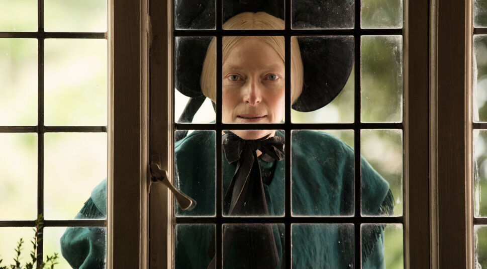 Tilda Swanton als Tante Betsey schaut durch ein Fenster im Film "David Copperfield".