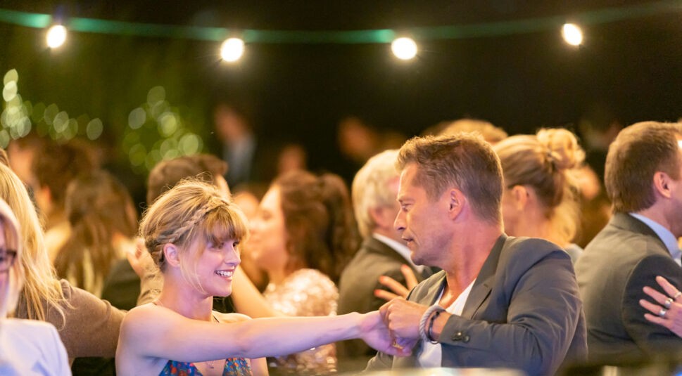 Sinje Irslinger als Steffi mit Til Schweiger als Frank im Film "Gott, du kannst ein Arsch sein"