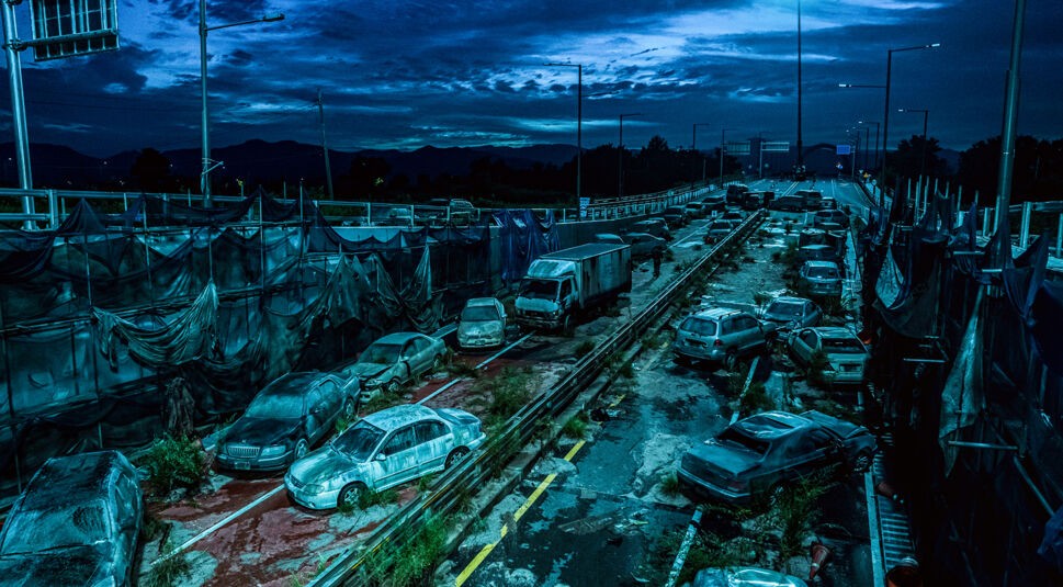 Die zerstörte Straße einer verkommenen Stadt im Zombie-Film "Peninsula"