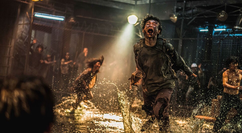 Zombies aus dem Film "Peninsula"greifen an und wirbeln Regenwasser auf.