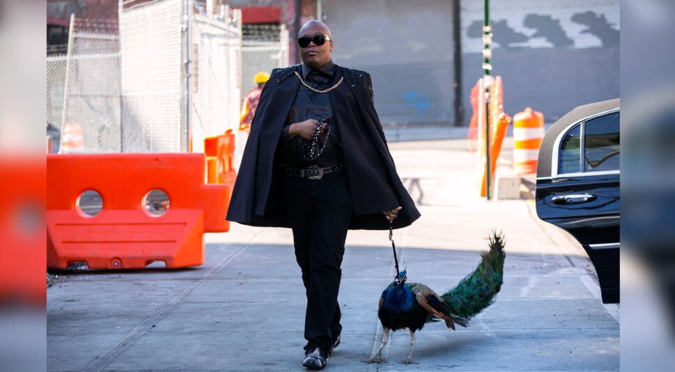 Von Emily in Paris bis Carrie Bradshaw: Diese Serien-Stars beneiden wir um ihren Kleiderschrank