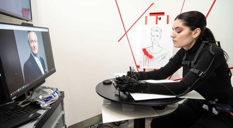 Die Künstlerin Shev Lunatic zeichnet Vodafone Deutschland CEO Hannes Ametsreiter per Motion Capturing.