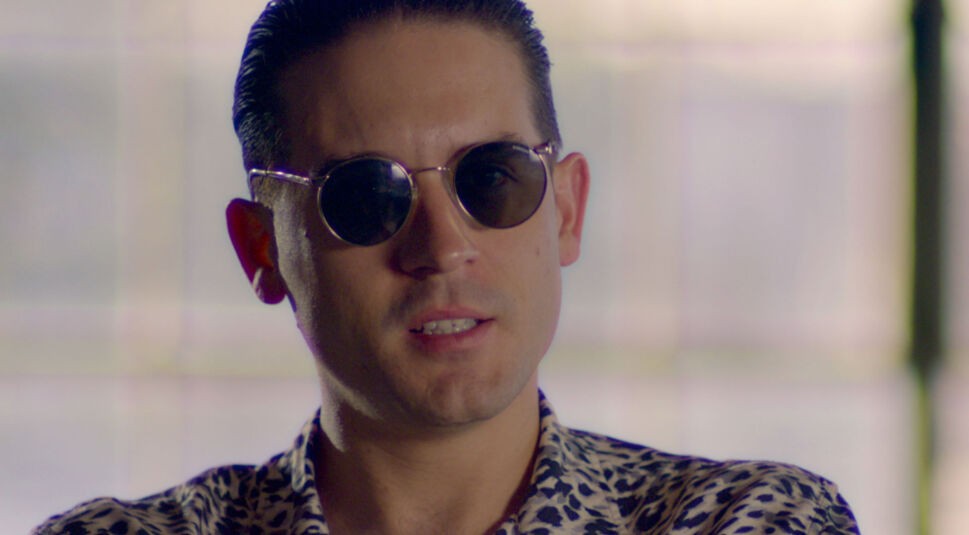 Der Rapper G-Eazy wird interviewt.