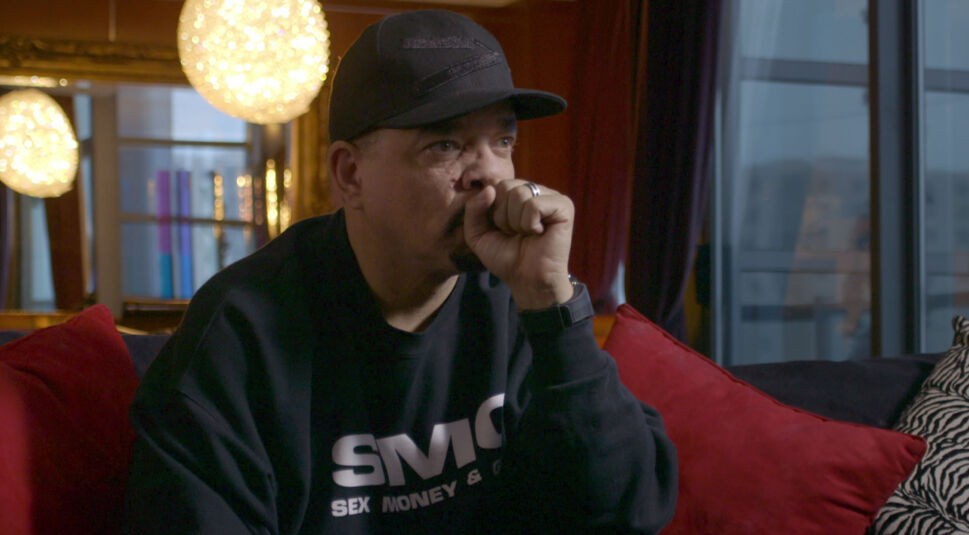 Rapper Ice-T sitzt auf einer Couch.