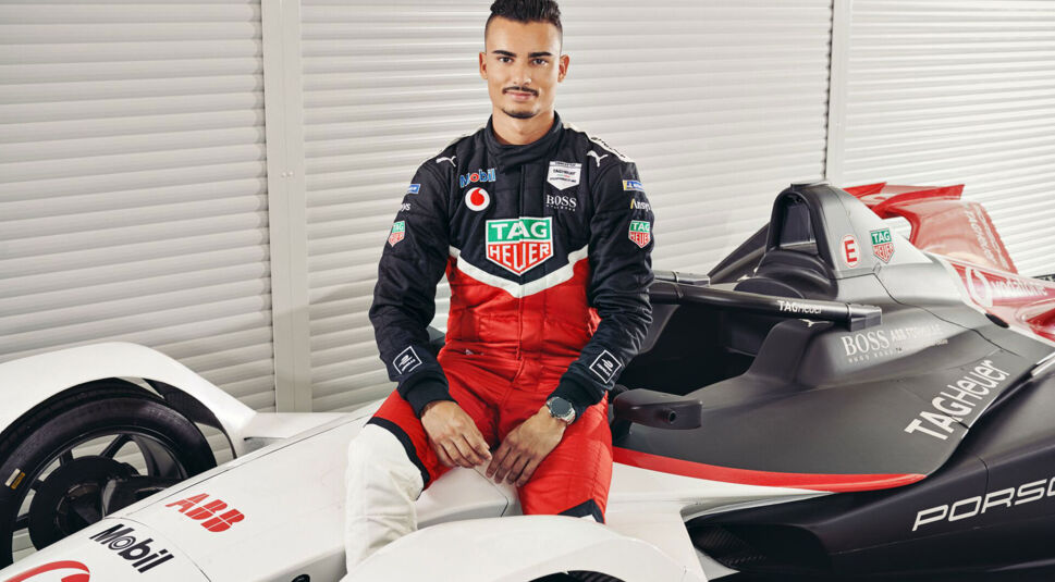 Formel-E Pascal Wehrlein sitzt auf seinem Wagen