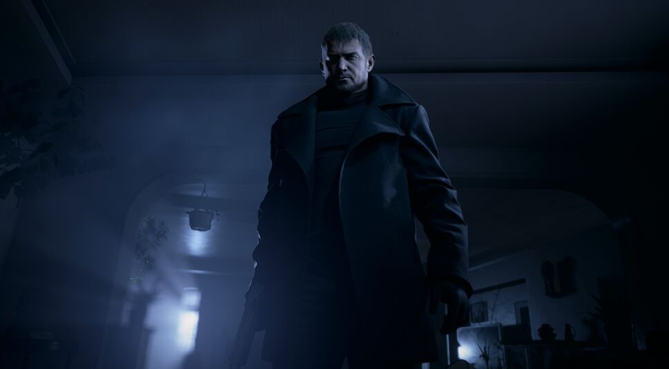 Der Mann Ethan Winters mit dunklem Mantel im Spiel Resident Evil Village.