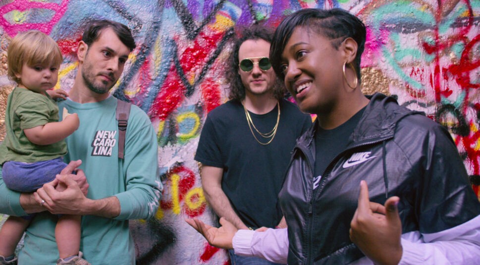 Rapperin Rapsody wird interviewt.