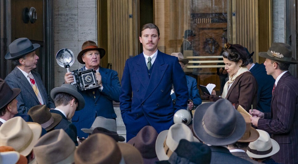 Harry Anslinger (Garrett Hedlund) gibt eine Pressekonferenz