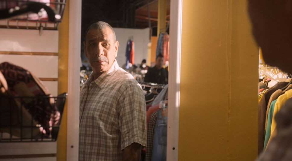 Ein Mann schaut in einen Spiegel