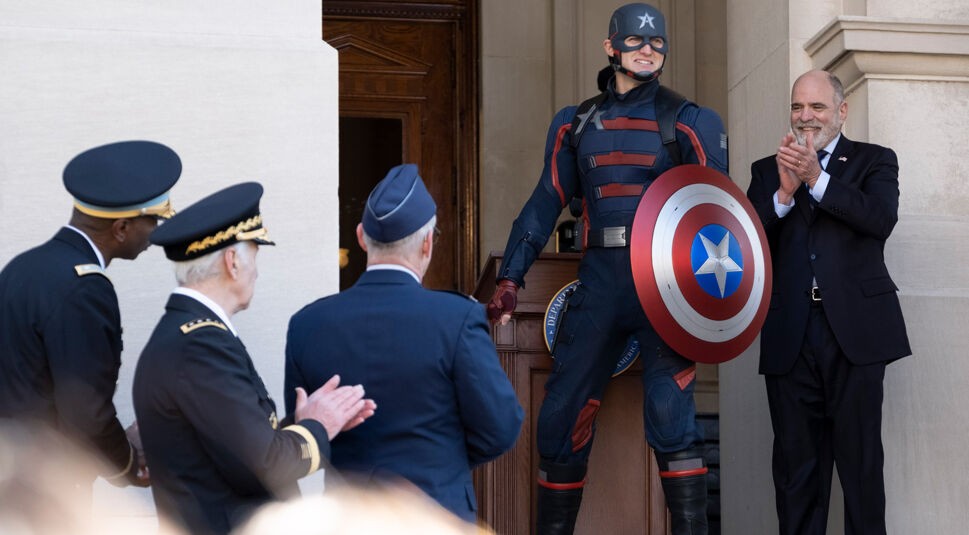 Captain America (Chris Evans) wird vor einem Regierungsgebäude beklatscht.