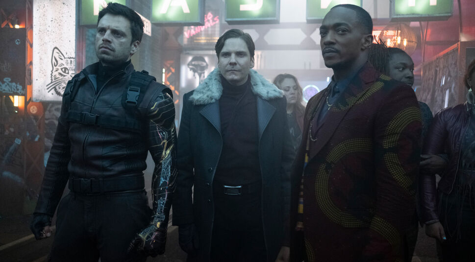 Der Winter Soldier (Sebastian Stan) mit Falcon (Anthony Mackie) und Baron Zemo (Daniel Brühl).