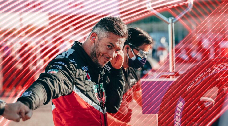 TAG Heuer Porsche-Pilot André Lotterer macht eine Siegesgeste.