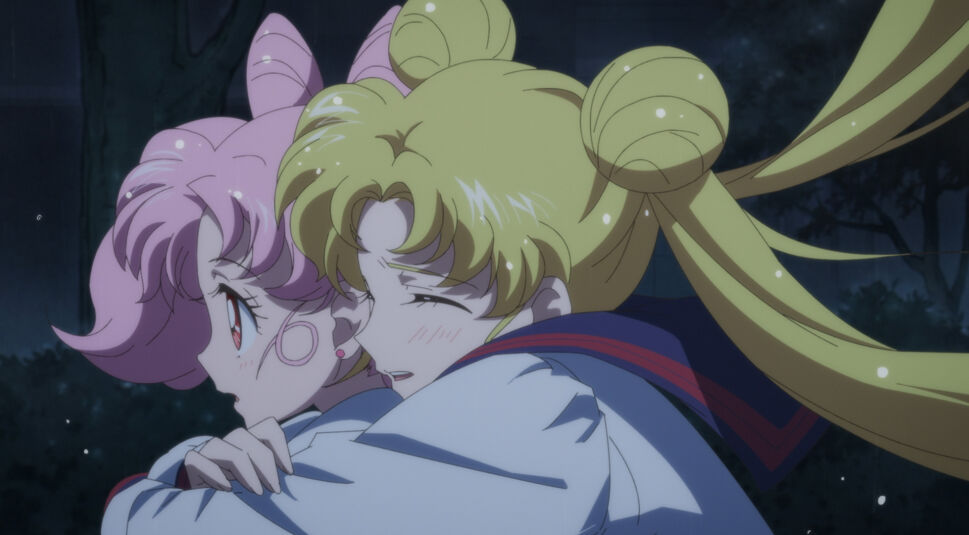 Bunny umarmt ihre Tochter Chibiusa. Eine Szene aus Pretty Guardian Sailor Moon Eternal