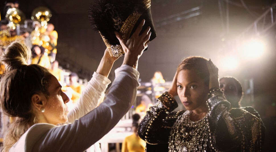 Sängerin Beyonce bekommt einen Hut aufgesetzt