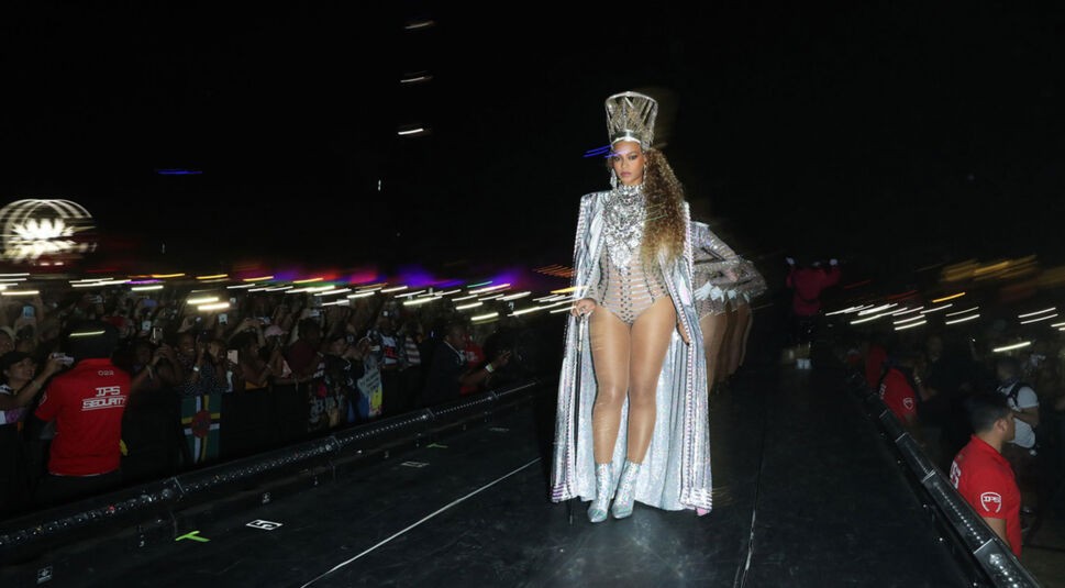 Sängerin Beyonye steht auf der Bühne