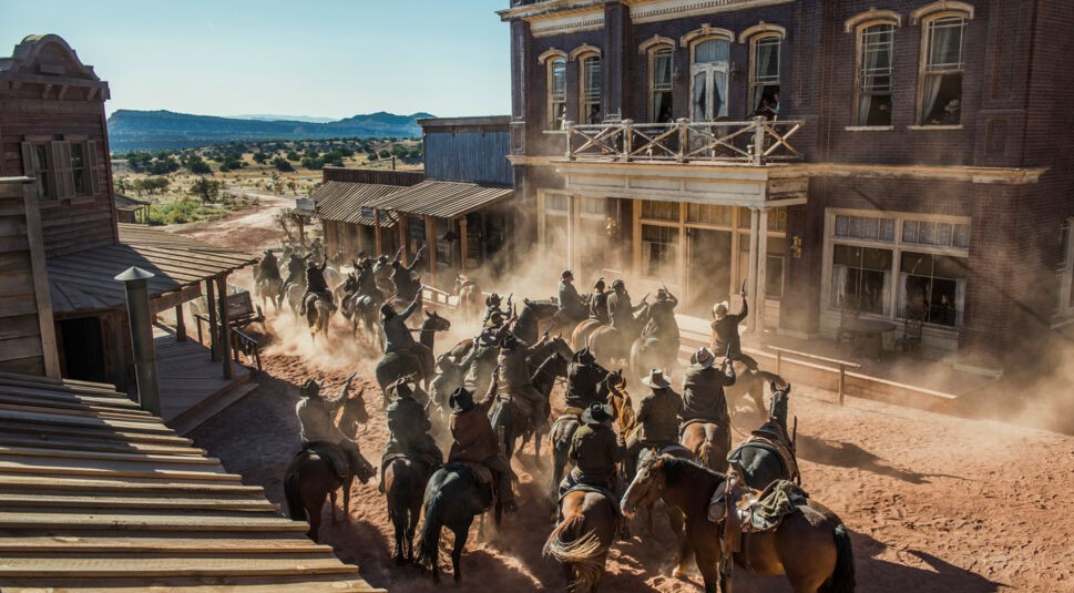 Eine Bande von 30 Männern versuchen ein Haus zu stürmen