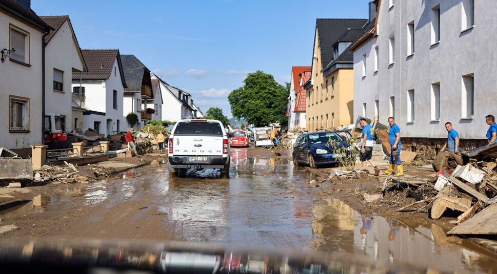 Vodafone-Teams sind mit dem Auto auf dem Weg in ein Krisengebiet, das durch das Hochwasesser 2021 überschwemmt wurde.