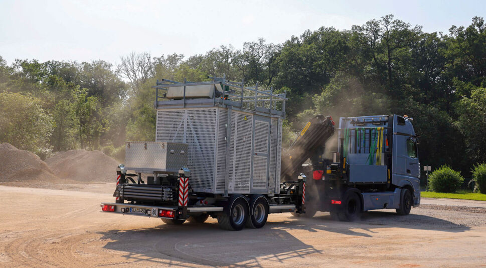 Eine Basisstation wird per LKW in ein Hochwassergebiet gebracht, dabei wirbelt Staub auf.