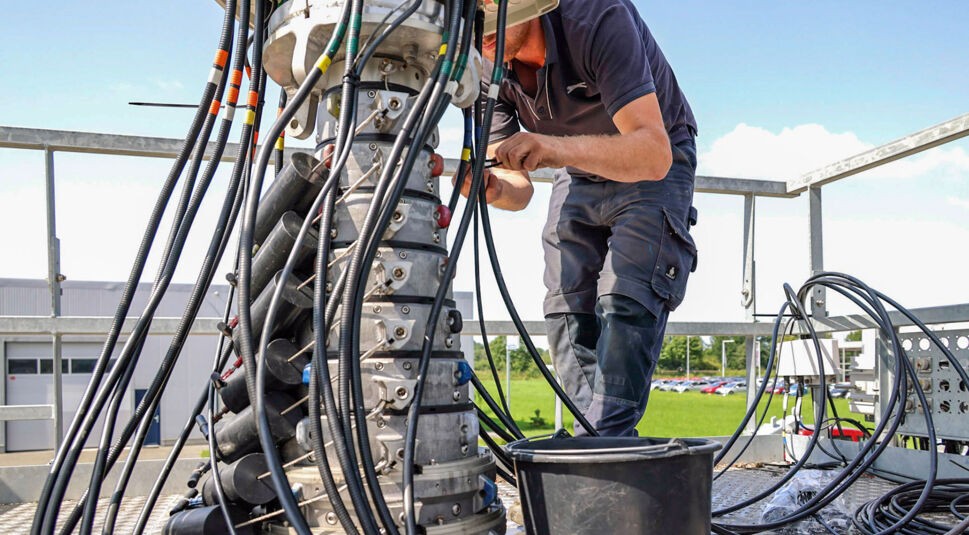 Ein Vodafone-Techniker repariert eine Netzstation, die durch das Hochwasser 2021 beschädigt wurde.