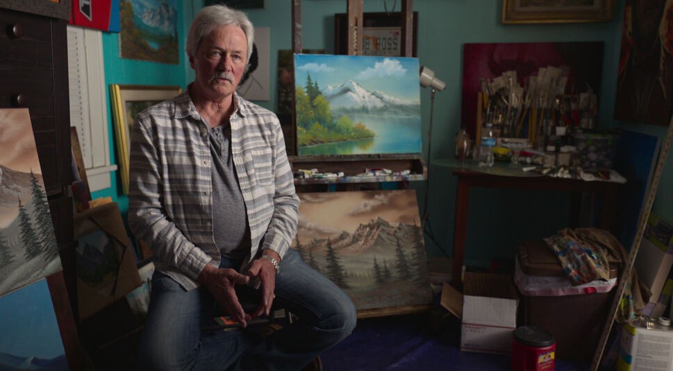 Der Maler Dana Jester gibt in seinem Atelier ein Interview in der neuen Netflix-Doku „Bob Ross: Glückliche Unfälle, Betrug und Gier“