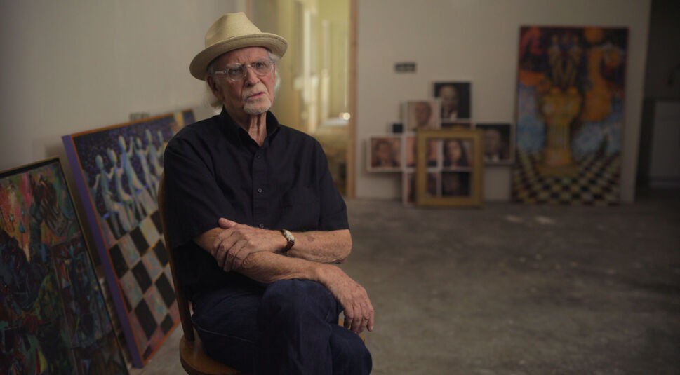 Der Künstler John Thamm gibt ein Interview in seinem Atelie in der neuen Netflix-Doku „Bob Ross: Glückliche Unfälle, Betrug und Gier“