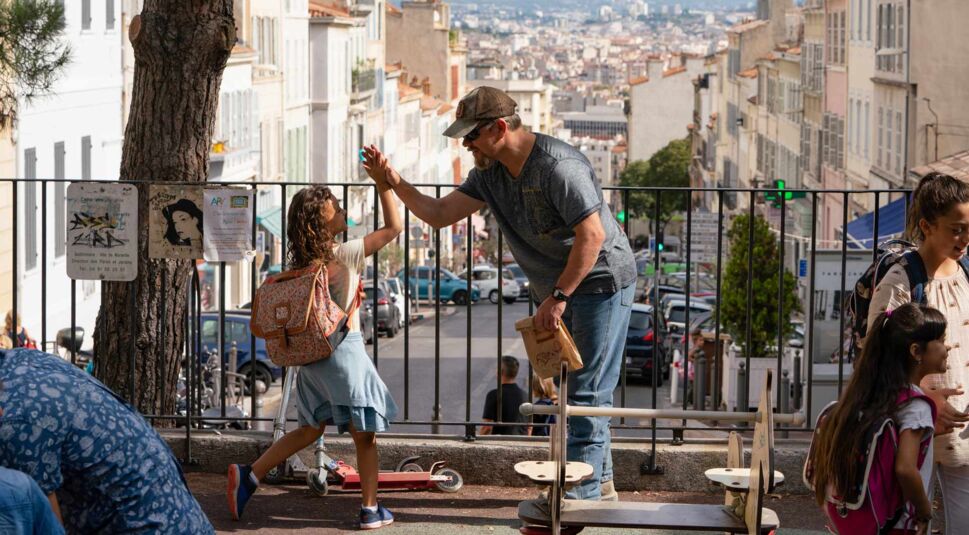 Bill und Maya geben sich die Hand