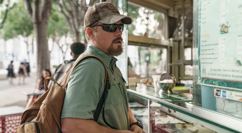 Stillwater Filmkritik Matt Damon vor dem Kaffeestand