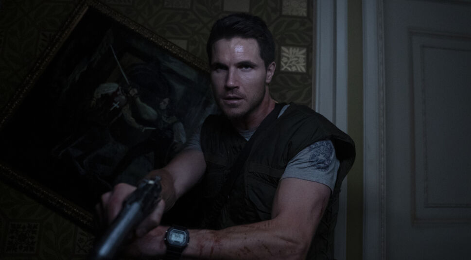 Chris Redfield (Robbie Amell) in Resident-Evil: Welcome to Raccoon City