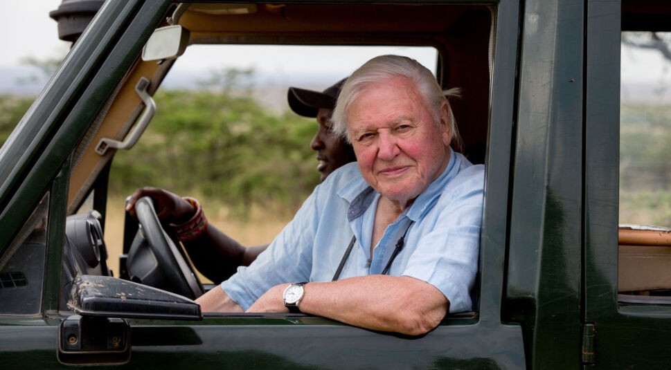 David Attenborough in einem Jeep in Afrika