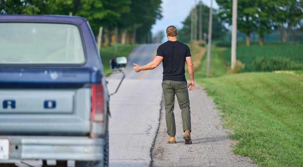 Jack Reacher (Alan Ritchson) beim Trampen