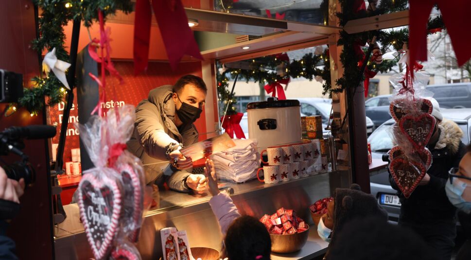 Mario Götze verteilt Autogramme im Weihnachtsmobil