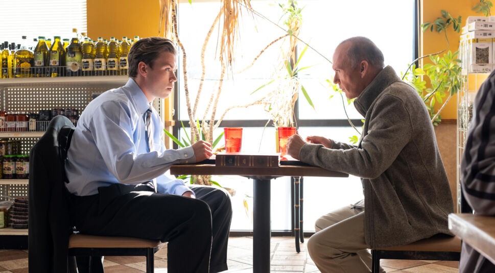 Dopesick Michael Keaton und Will Poulter an einem Tisch